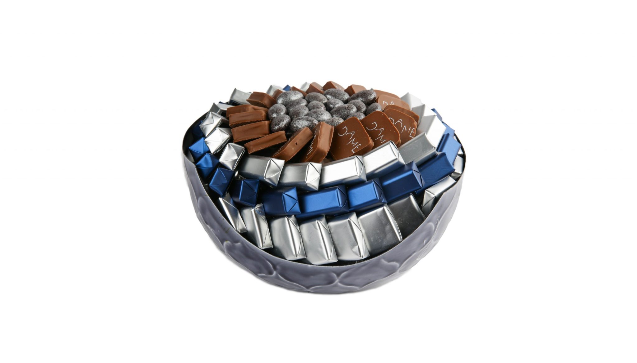 Coupe en métal bleu garnie de chocolat