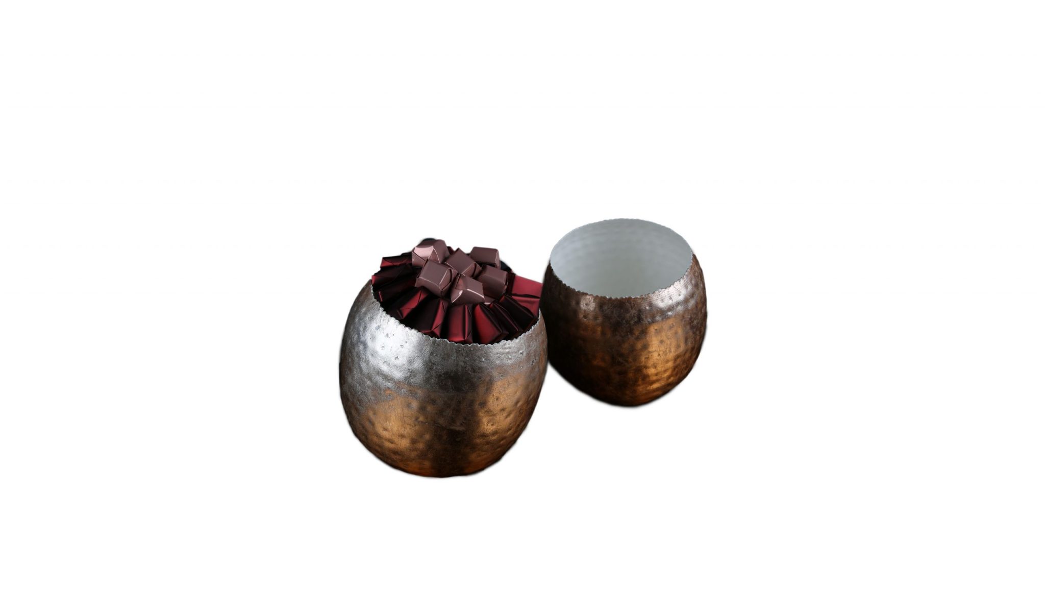 Coupe en métal garnie de chocolat