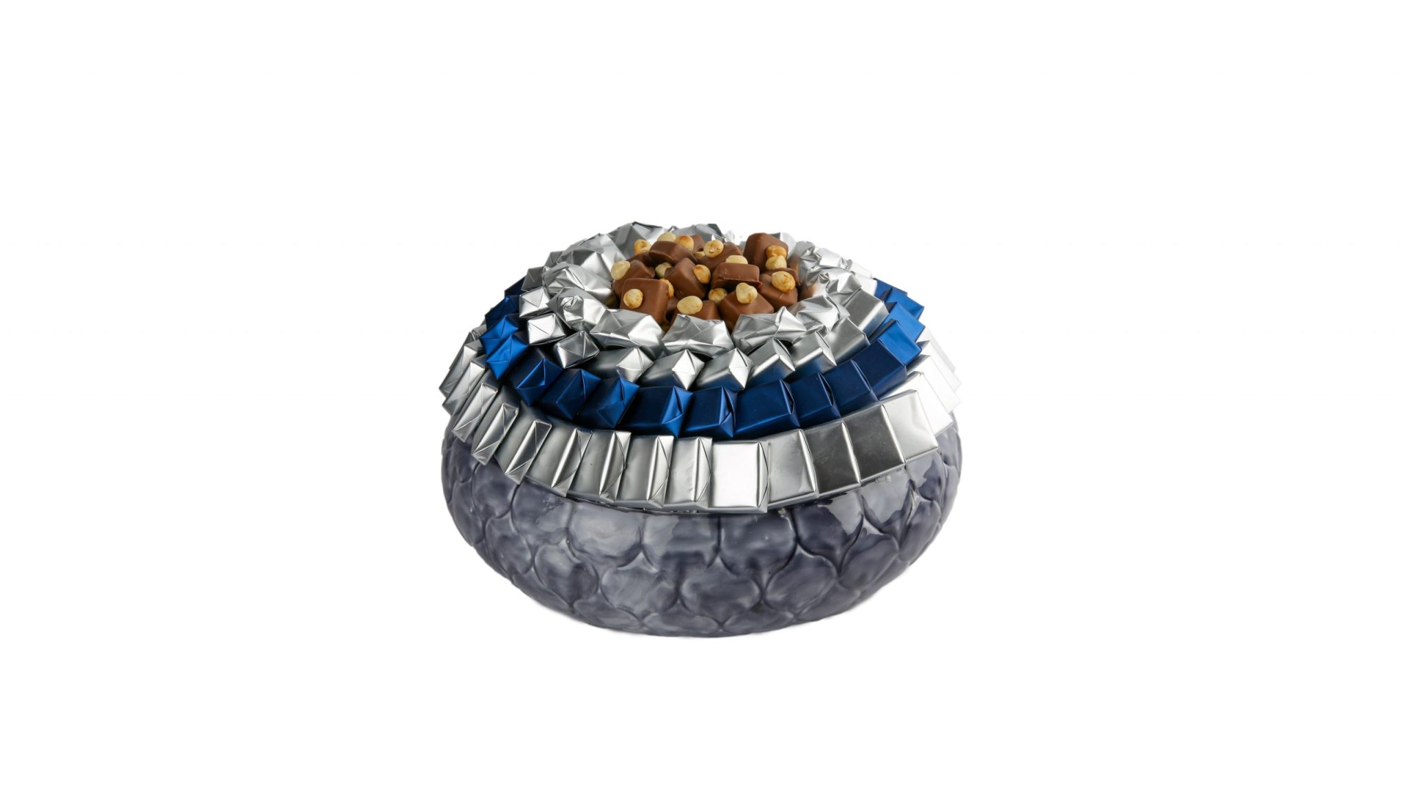 Coupe en métal bleu garnie de chocolat