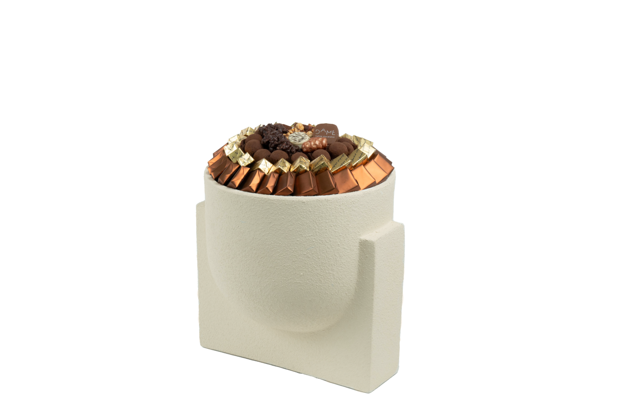 Coupe en porcelaine garnie de chocolat