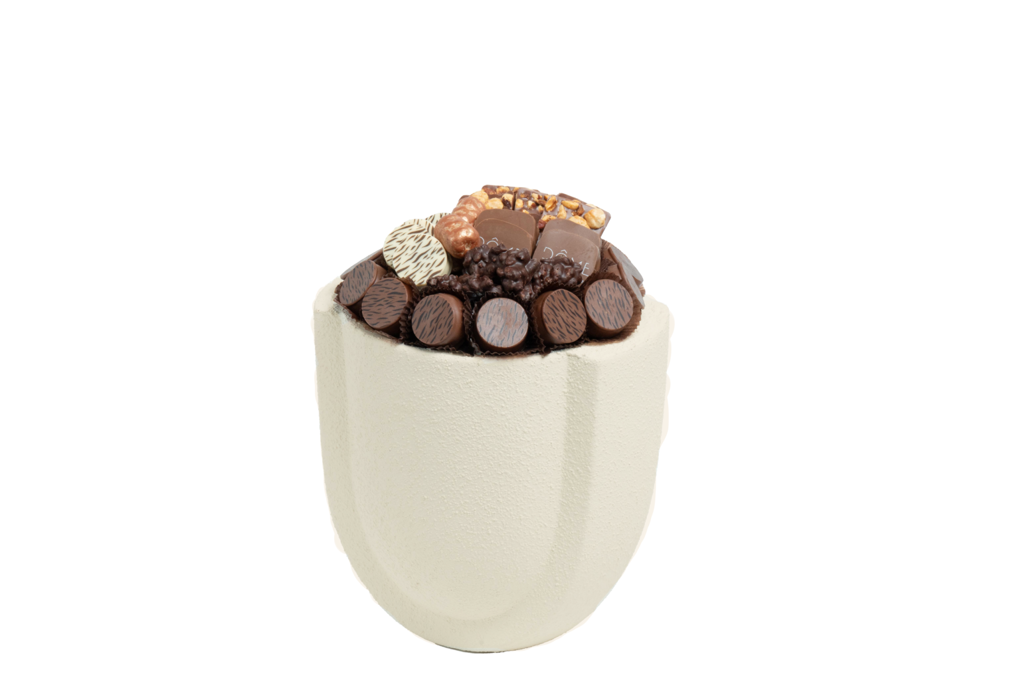 Coupe en porcelaine garnie de chocolat