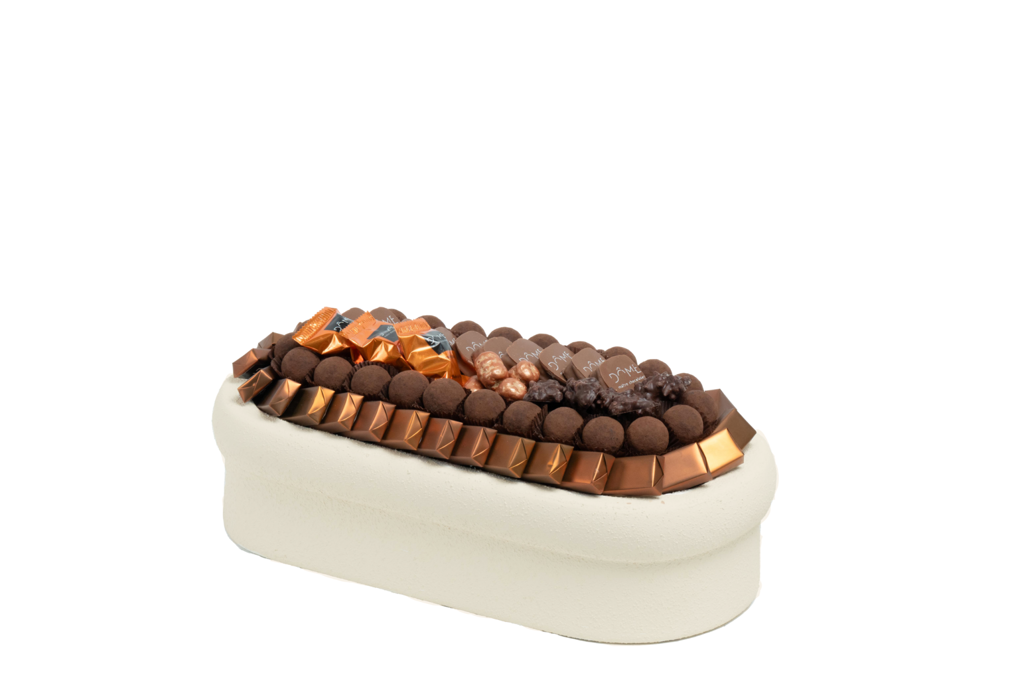 Coupe en porcelaine garnie de chocolat