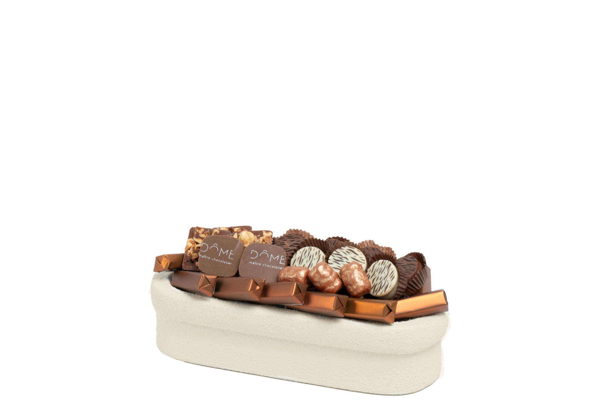 Coupe en porcelaine garnie de chocolat