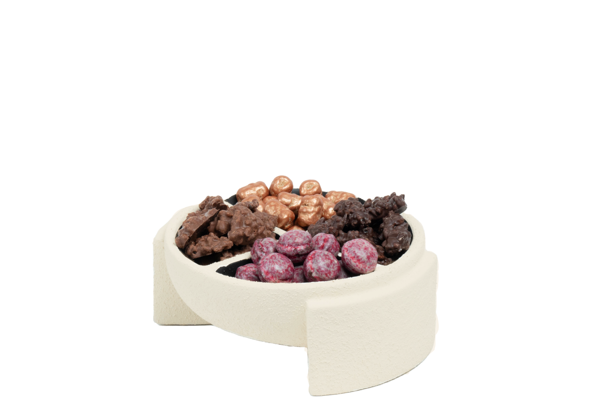 Coupe en porcelaine garnie de chocolat