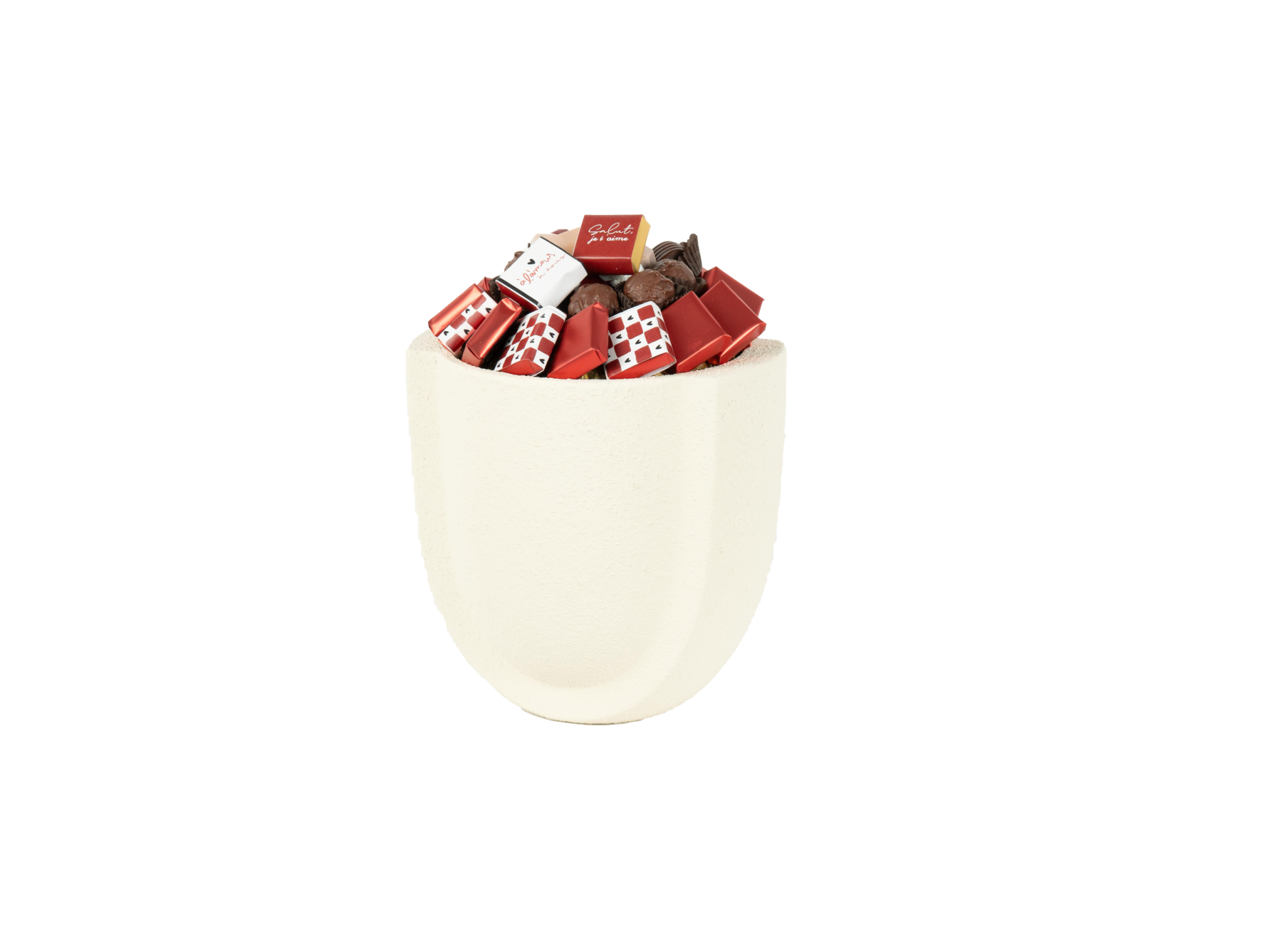 Coupe en porcelaine garnie de chocolat