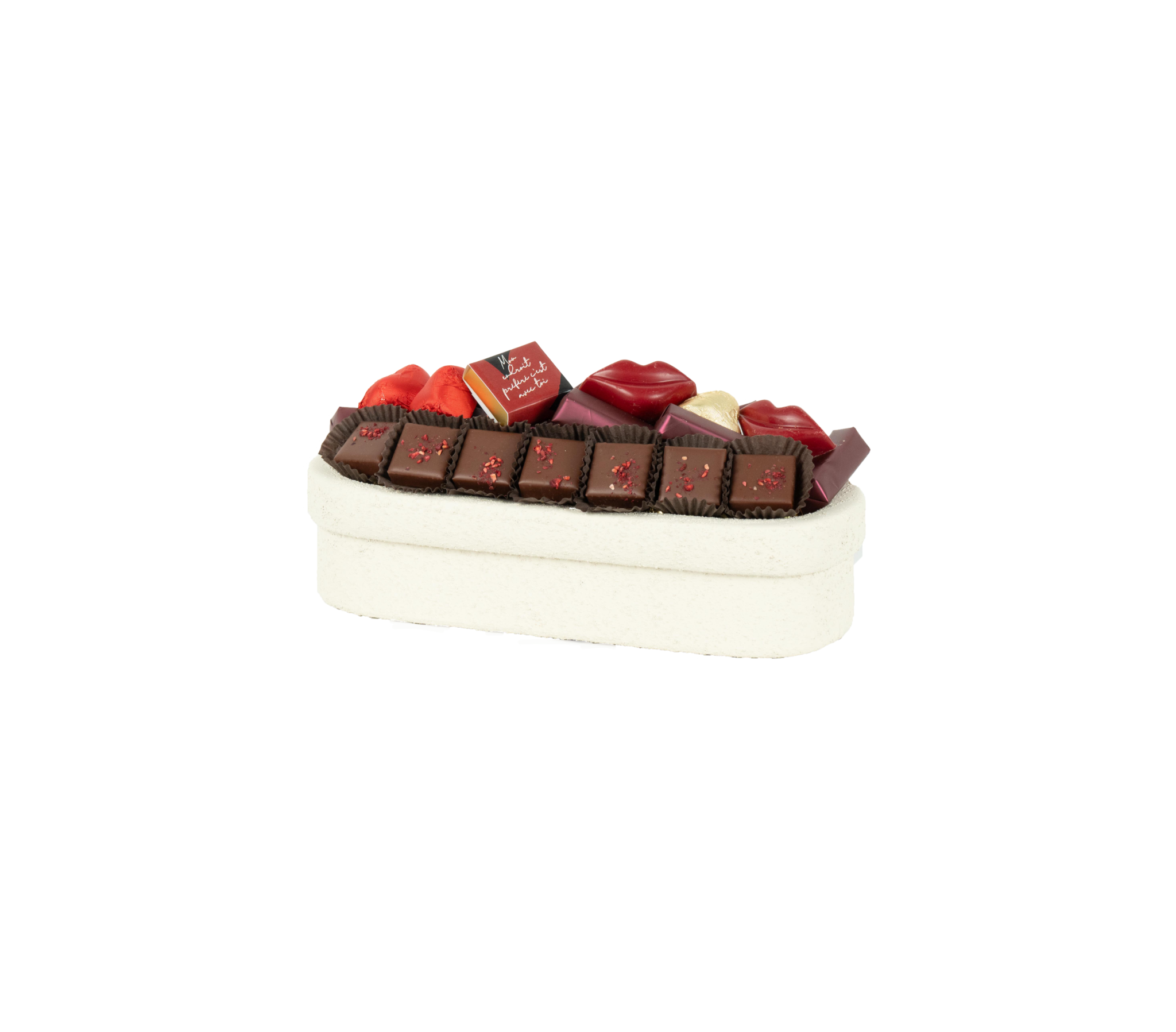 Coupe en porcelaine garnie de chocolat
